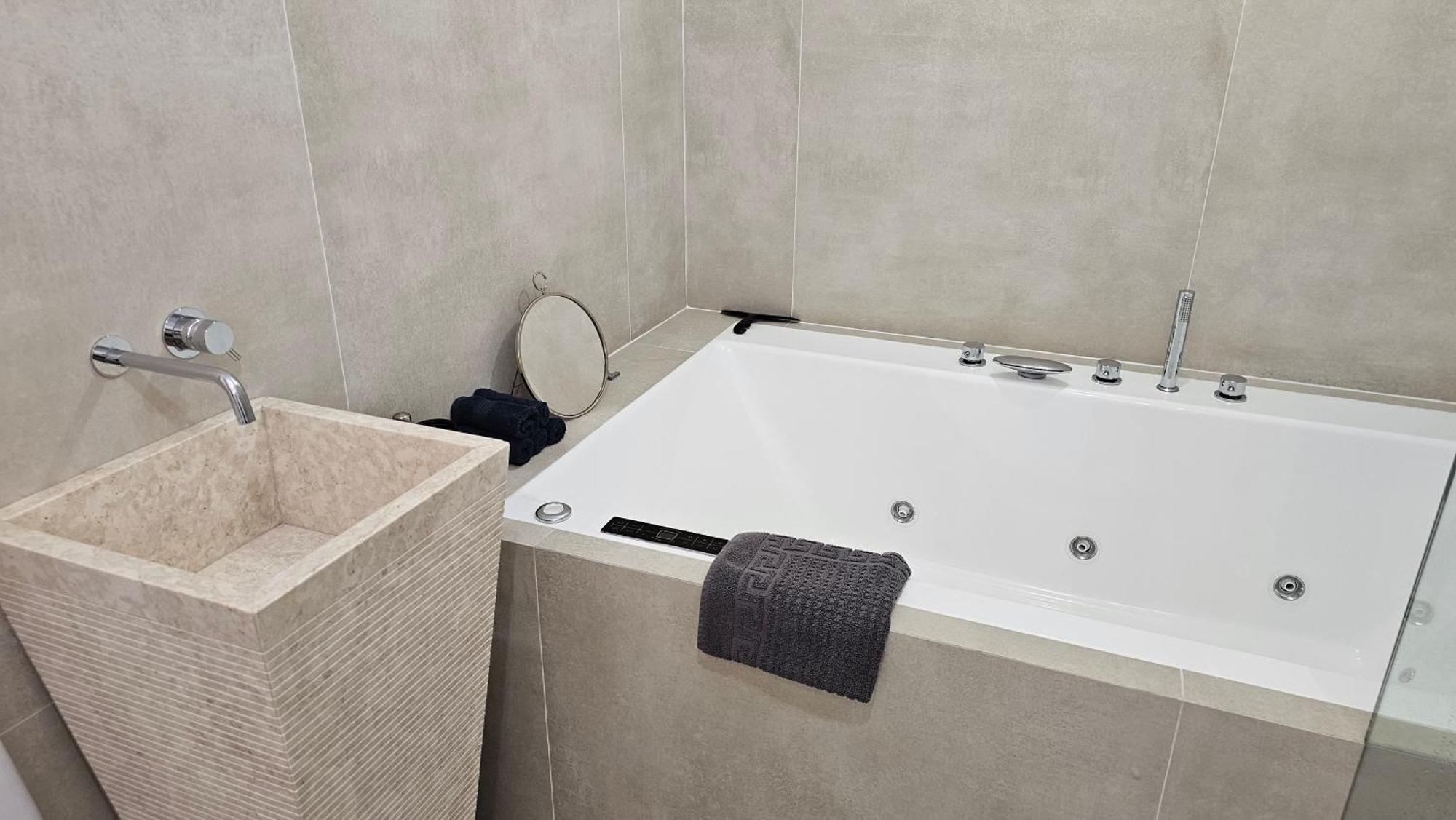 דירות מארבלה Oasis Jacuzzi Retreat מראה חיצוני תמונה